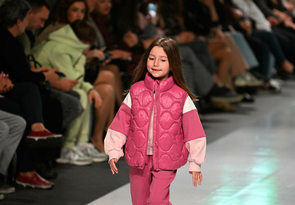 <p>Treće revijalno veče crnogorske Nedjelje mode pod nazivom Drogerija Dama Fashion Night, održaće se sjutra (29. oktobar), a donijeće revije Milene Đukanović, italijanskog modnog brenda Replay, JelMar - Jelene Marunović, Arhum Design Anje Radović, Montana Montenegro Fashion Brand-a, kao i italijanskog dizajnera visoke mode Pietra Demita - Diamond Couture</p>