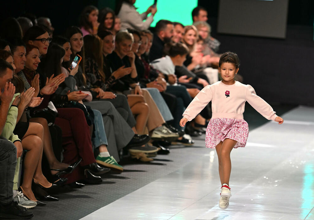 <p>Treće revijalno veče crnogorske Nedjelje mode pod nazivom Drogerija Dama Fashion Night, održaće se sjutra (29. oktobar), a donijeće revije Milene Đukanović, italijanskog modnog brenda Replay, JelMar - Jelene Marunović, Arhum Design Anje Radović, Montana Montenegro Fashion Brand-a, kao i italijanskog dizajnera visoke mode Pietra Demita - Diamond Couture</p>