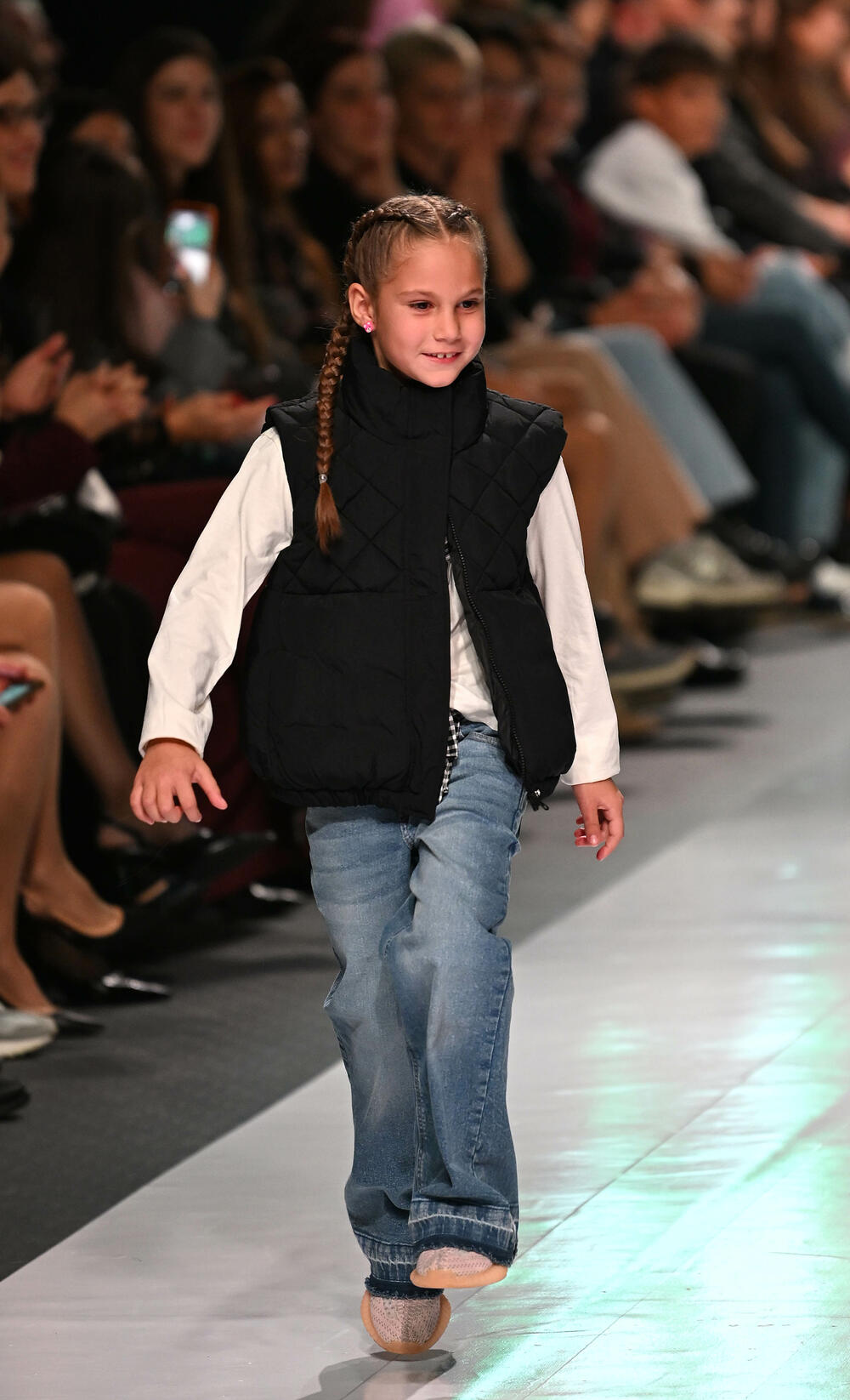 <p>Treće revijalno veče crnogorske Nedjelje mode pod nazivom Drogerija Dama Fashion Night, održaće se sjutra (29. oktobar), a donijeće revije Milene Đukanović, italijanskog modnog brenda Replay, JelMar - Jelene Marunović, Arhum Design Anje Radović, Montana Montenegro Fashion Brand-a, kao i italijanskog dizajnera visoke mode Pietra Demita - Diamond Couture</p>