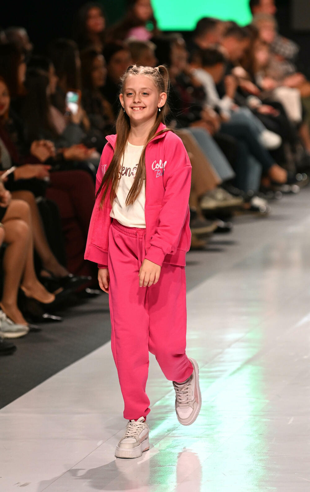 <p>Treće revijalno veče crnogorske Nedjelje mode pod nazivom Drogerija Dama Fashion Night, održaće se sjutra (29. oktobar), a donijeće revije Milene Đukanović, italijanskog modnog brenda Replay, JelMar - Jelene Marunović, Arhum Design Anje Radović, Montana Montenegro Fashion Brand-a, kao i italijanskog dizajnera visoke mode Pietra Demita - Diamond Couture</p>