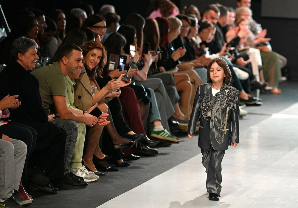 <p>Treće revijalno veče crnogorske Nedjelje mode pod nazivom Drogerija Dama Fashion Night, održaće se sjutra (29. oktobar), a donijeće revije Milene Đukanović, italijanskog modnog brenda Replay, JelMar - Jelene Marunović, Arhum Design Anje Radović, Montana Montenegro Fashion Brand-a, kao i italijanskog dizajnera visoke mode Pietra Demita - Diamond Couture</p>