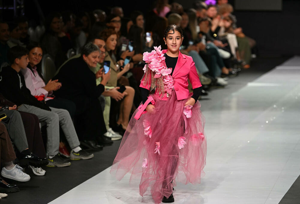 <p>Treće revijalno veče crnogorske Nedjelje mode pod nazivom Drogerija Dama Fashion Night, održaće se sjutra (29. oktobar), a donijeće revije Milene Đukanović, italijanskog modnog brenda Replay, JelMar - Jelene Marunović, Arhum Design Anje Radović, Montana Montenegro Fashion Brand-a, kao i italijanskog dizajnera visoke mode Pietra Demita - Diamond Couture</p>