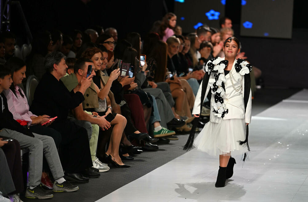 <p>Treće revijalno veče crnogorske Nedjelje mode pod nazivom Drogerija Dama Fashion Night, održaće se sjutra (29. oktobar), a donijeće revije Milene Đukanović, italijanskog modnog brenda Replay, JelMar - Jelene Marunović, Arhum Design Anje Radović, Montana Montenegro Fashion Brand-a, kao i italijanskog dizajnera visoke mode Pietra Demita - Diamond Couture</p>