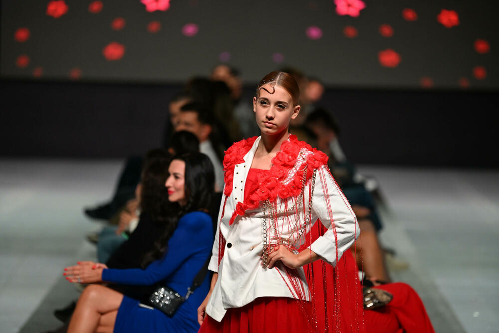 <p>Treće revijalno veče crnogorske Nedjelje mode pod nazivom Drogerija Dama Fashion Night, održaće se sjutra (29. oktobar), a donijeće revije Milene Đukanović, italijanskog modnog brenda Replay, JelMar - Jelene Marunović, Arhum Design Anje Radović, Montana Montenegro Fashion Brand-a, kao i italijanskog dizajnera visoke mode Pietra Demita - Diamond Couture</p>