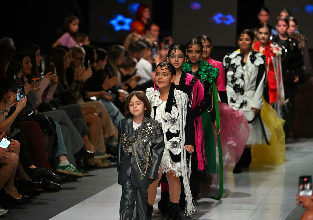 <p>Treće revijalno veče crnogorske Nedjelje mode pod nazivom Drogerija Dama Fashion Night, održaće se sjutra (29. oktobar), a donijeće revije Milene Đukanović, italijanskog modnog brenda Replay, JelMar - Jelene Marunović, Arhum Design Anje Radović, Montana Montenegro Fashion Brand-a, kao i italijanskog dizajnera visoke mode Pietra Demita - Diamond Couture</p>