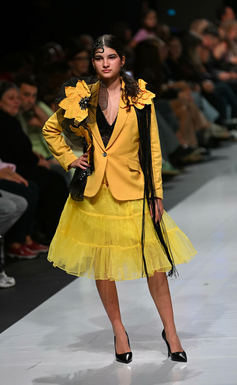 <p>Treće revijalno veče crnogorske Nedjelje mode pod nazivom Drogerija Dama Fashion Night, održaće se sjutra (29. oktobar), a donijeće revije Milene Đukanović, italijanskog modnog brenda Replay, JelMar - Jelene Marunović, Arhum Design Anje Radović, Montana Montenegro Fashion Brand-a, kao i italijanskog dizajnera visoke mode Pietra Demita - Diamond Couture</p>