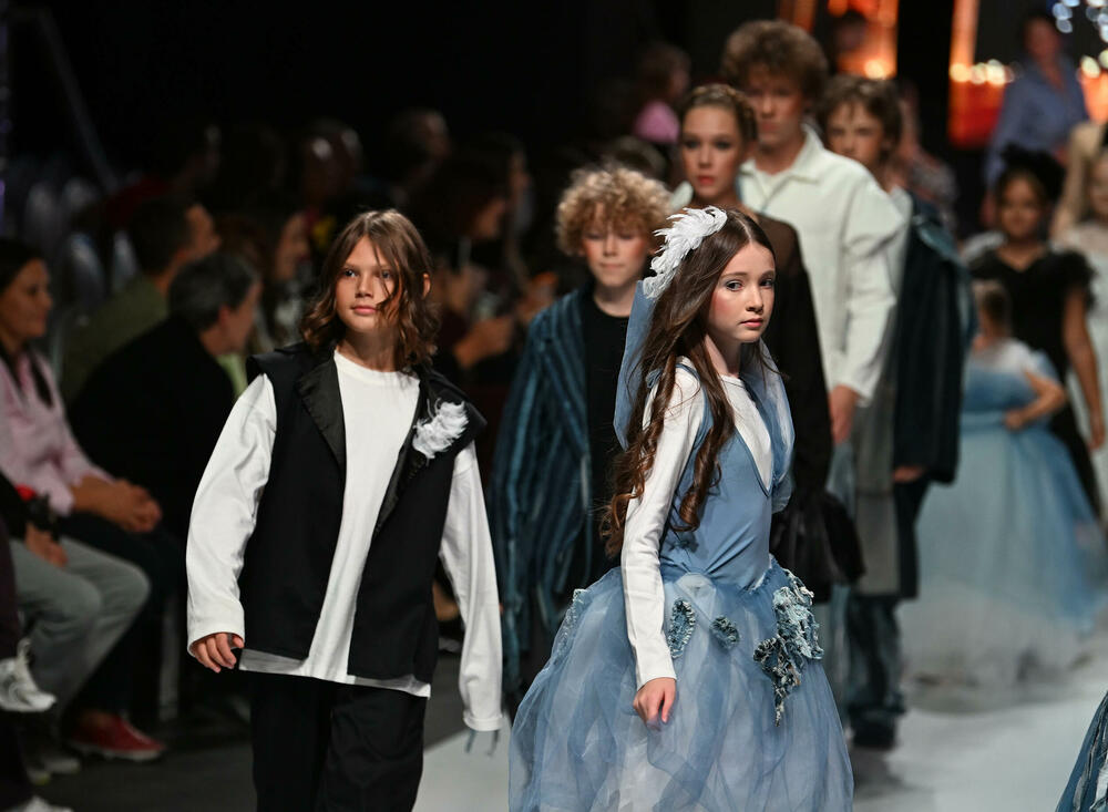 <p>Treće revijalno veče crnogorske Nedjelje mode pod nazivom Drogerija Dama Fashion Night, održaće se sjutra (29. oktobar), a donijeće revije Milene Đukanović, italijanskog modnog brenda Replay, JelMar - Jelene Marunović, Arhum Design Anje Radović, Montana Montenegro Fashion Brand-a, kao i italijanskog dizajnera visoke mode Pietra Demita - Diamond Couture</p>