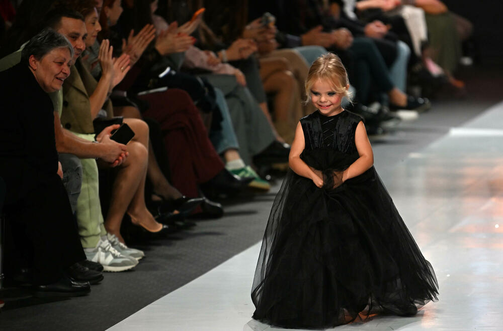 <p>Treće revijalno veče crnogorske Nedjelje mode pod nazivom Drogerija Dama Fashion Night, održaće se sjutra (29. oktobar), a donijeće revije Milene Đukanović, italijanskog modnog brenda Replay, JelMar - Jelene Marunović, Arhum Design Anje Radović, Montana Montenegro Fashion Brand-a, kao i italijanskog dizajnera visoke mode Pietra Demita - Diamond Couture</p>