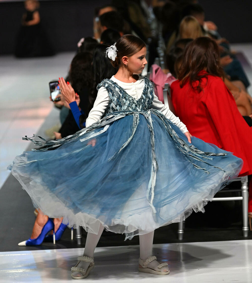 <p>Treće revijalno veče crnogorske Nedjelje mode pod nazivom Drogerija Dama Fashion Night, održaće se sjutra (29. oktobar), a donijeće revije Milene Đukanović, italijanskog modnog brenda Replay, JelMar - Jelene Marunović, Arhum Design Anje Radović, Montana Montenegro Fashion Brand-a, kao i italijanskog dizajnera visoke mode Pietra Demita - Diamond Couture</p>