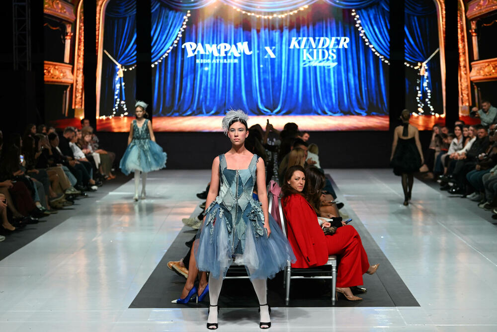 <p>Treće revijalno veče crnogorske Nedjelje mode pod nazivom Drogerija Dama Fashion Night, održaće se sjutra (29. oktobar), a donijeće revije Milene Đukanović, italijanskog modnog brenda Replay, JelMar - Jelene Marunović, Arhum Design Anje Radović, Montana Montenegro Fashion Brand-a, kao i italijanskog dizajnera visoke mode Pietra Demita - Diamond Couture</p>