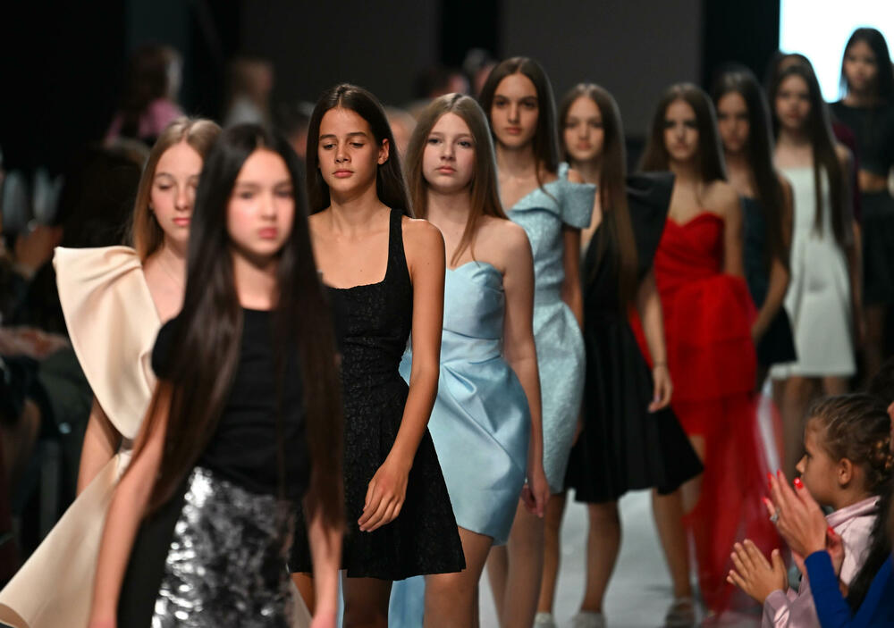 <p>Treće revijalno veče crnogorske Nedjelje mode pod nazivom Drogerija Dama Fashion Night, održaće se sjutra (29. oktobar), a donijeće revije Milene Đukanović, italijanskog modnog brenda Replay, JelMar - Jelene Marunović, Arhum Design Anje Radović, Montana Montenegro Fashion Brand-a, kao i italijanskog dizajnera visoke mode Pietra Demita - Diamond Couture</p>