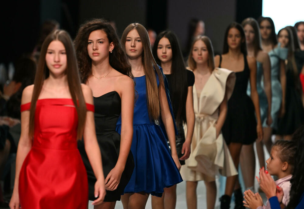 <p>Treće revijalno veče crnogorske Nedjelje mode pod nazivom Drogerija Dama Fashion Night, održaće se sjutra (29. oktobar), a donijeće revije Milene Đukanović, italijanskog modnog brenda Replay, JelMar - Jelene Marunović, Arhum Design Anje Radović, Montana Montenegro Fashion Brand-a, kao i italijanskog dizajnera visoke mode Pietra Demita - Diamond Couture</p>