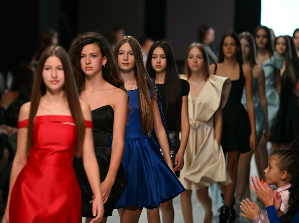 <p>Treće revijalno veče crnogorske Nedjelje mode pod nazivom Drogerija Dama Fashion Night, održaće se sjutra (29. oktobar), a donijeće revije Milene Đukanović, italijanskog modnog brenda Replay, JelMar - Jelene Marunović, Arhum Design Anje Radović, Montana Montenegro Fashion Brand-a, kao i italijanskog dizajnera visoke mode Pietra Demita - Diamond Couture</p>