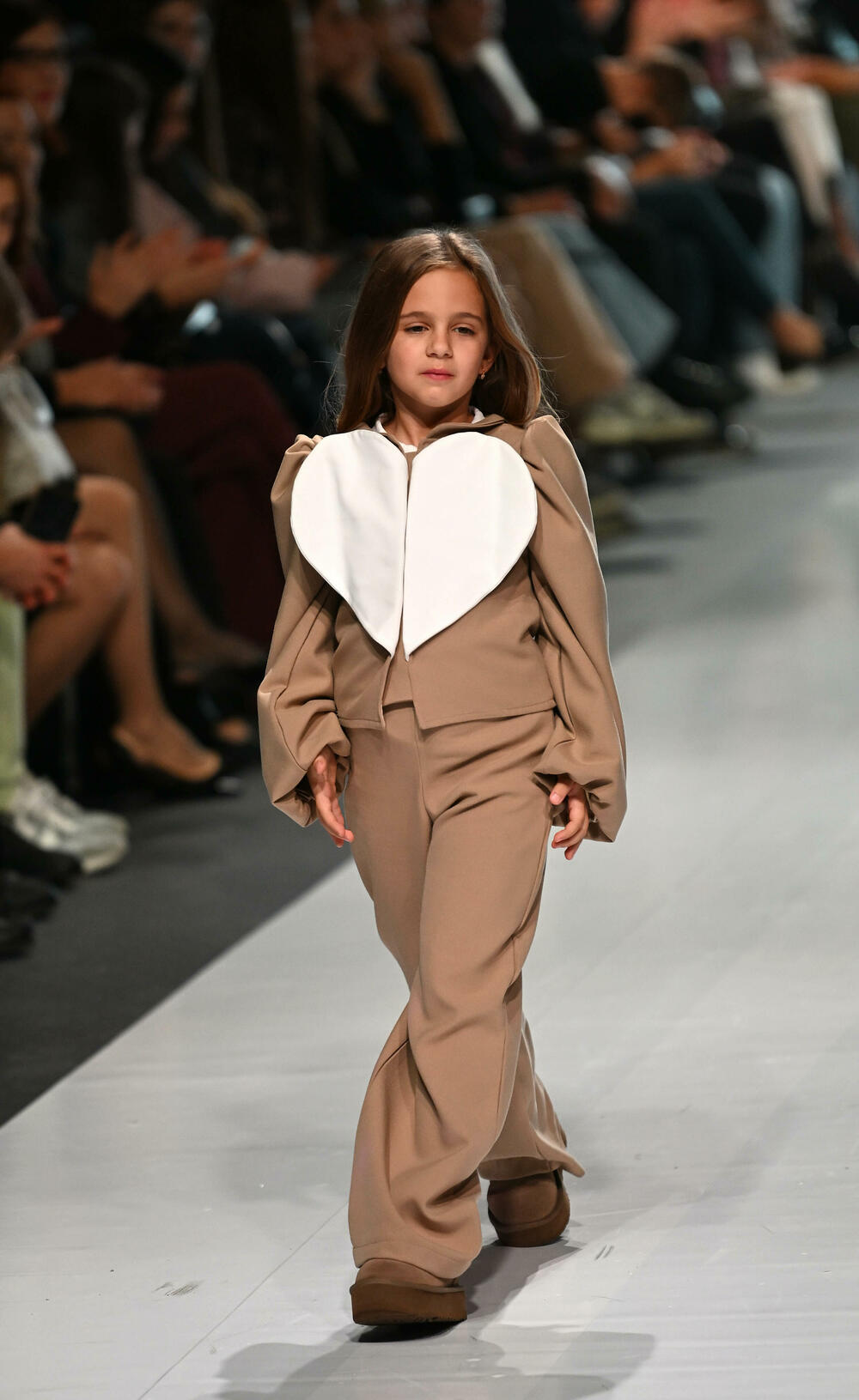 <p>Treće revijalno veče crnogorske Nedjelje mode pod nazivom Drogerija Dama Fashion Night, održaće se sjutra (29. oktobar), a donijeće revije Milene Đukanović, italijanskog modnog brenda Replay, JelMar - Jelene Marunović, Arhum Design Anje Radović, Montana Montenegro Fashion Brand-a, kao i italijanskog dizajnera visoke mode Pietra Demita - Diamond Couture</p>