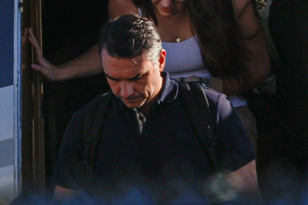 Flavio Bolsonaro je viđen kako izlazi iz aviona u američkoj saveznoj državi Floridi, nakon što je napustio Brazil, Foto: Reuters