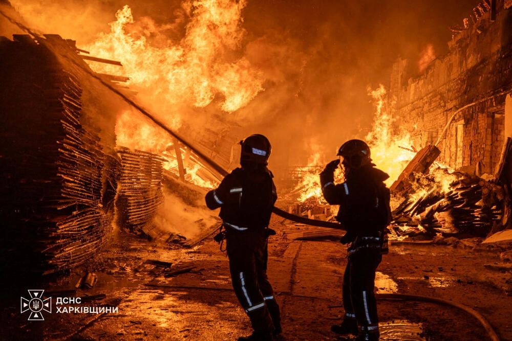 <p>Rusija je napala Harkov, drugi po veličini grad u Ukrajini, pri čemu je oštećena jedna obrazovna ustanova, saopštio je gradonačelnik Igor Terehov na Telegramu</p>