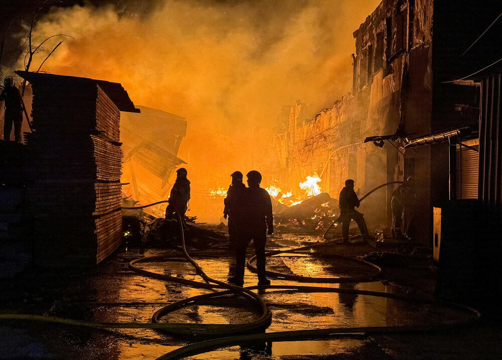 <p>Rusija je napala Harkov, drugi po veličini grad u Ukrajini, pri čemu je oštećena jedna obrazovna ustanova, saopštio je gradonačelnik Igor Terehov na Telegramu</p>