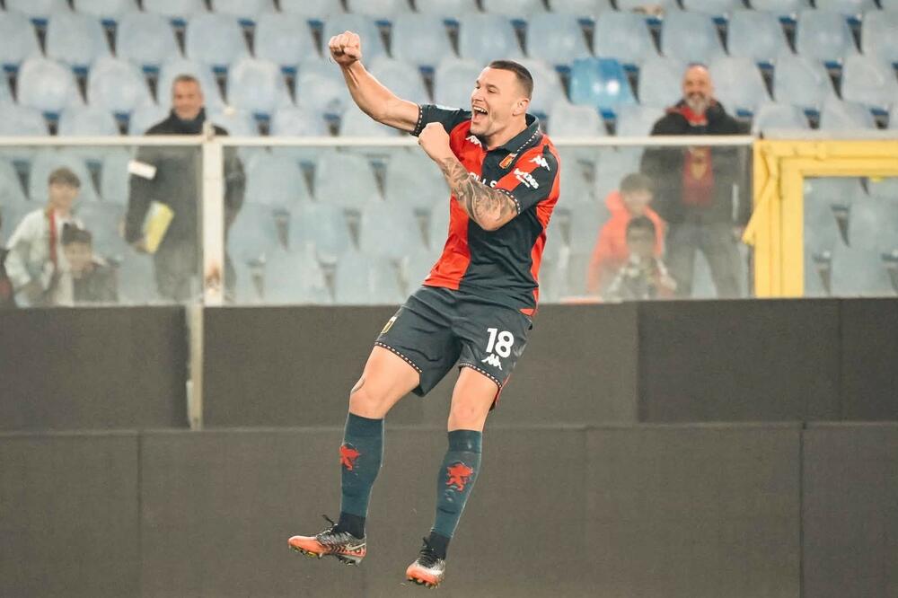 Osmajić pozdravlja navijače Đenove sa najvetrenije tribine, Foto: X/Genoa CFC