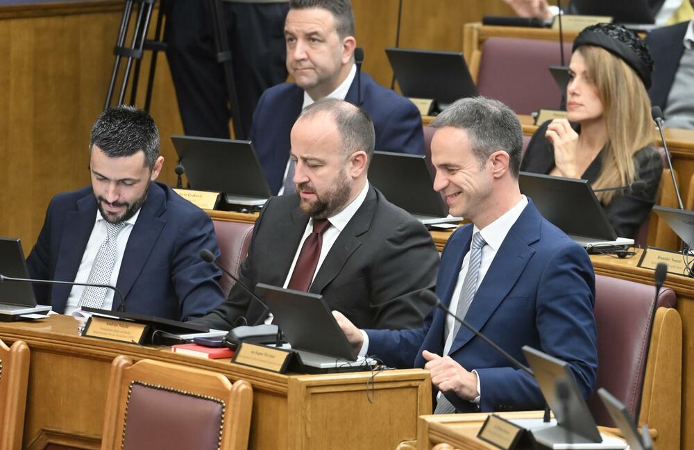 <p>Predsjednik Vlade Milojko Spajić odgovara na pitanja poslanika, na posebnoj sjednici Skupštine Crne Gore posvećenoj Premijerskom satu</p>