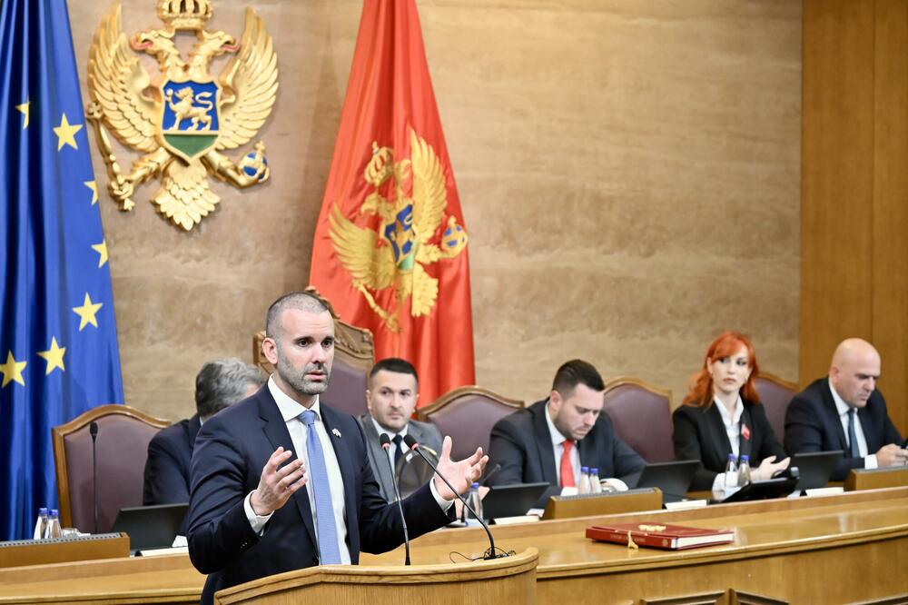 <p>Predsjednik Vlade Milojko Spajić odgovara na pitanja poslanika, na posebnoj sjednici Skupštine Crne Gore posvećenoj Premijerskom satu</p>