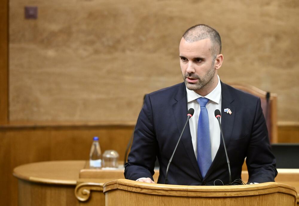 <p>Predsjednik Vlade Milojko Spajić odgovara na pitanja poslanika, na posebnoj sjednici Skupštine Crne Gore posvećenoj Premijerskom satu</p>