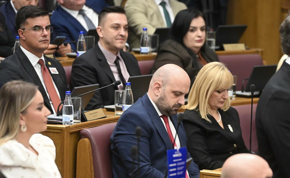 <p>Predsjednik Vlade Milojko Spajić odgovara na pitanja poslanika, na posebnoj sjednici Skupštine Crne Gore posvećenoj Premijerskom satu</p>