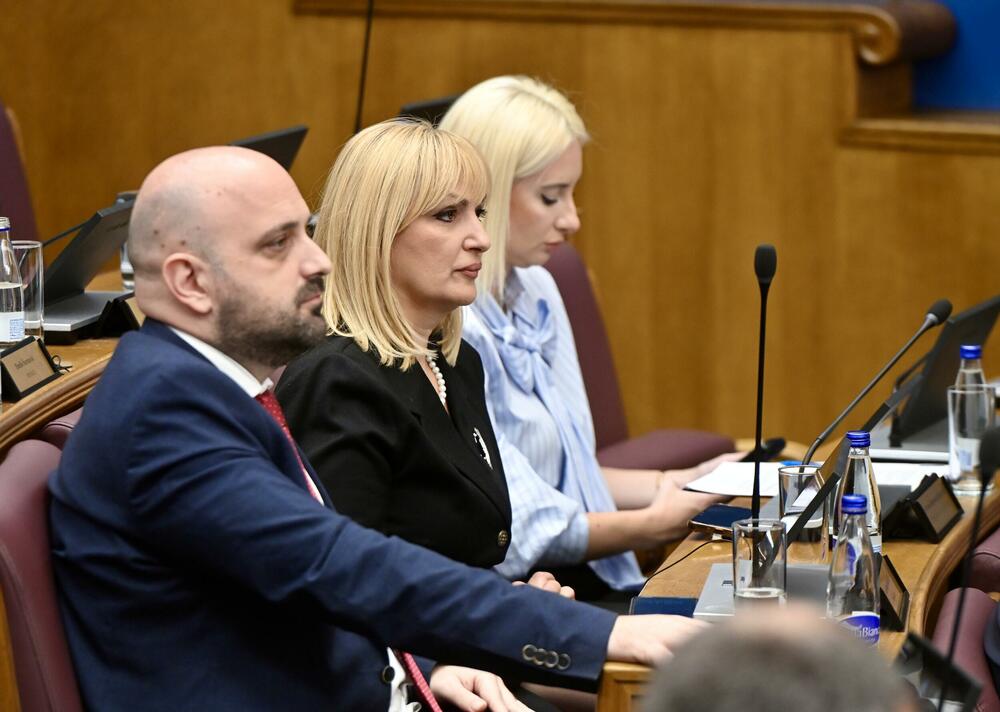 <p>Predsjednik Vlade Milojko Spajić odgovara na pitanja poslanika, na posebnoj sjednici Skupštine Crne Gore posvećenoj Premijerskom satu</p>