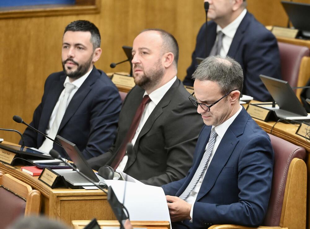 <p>Predsjednik Vlade Milojko Spajić odgovara na pitanja poslanika, na posebnoj sjednici Skupštine Crne Gore posvećenoj Premijerskom satu</p>