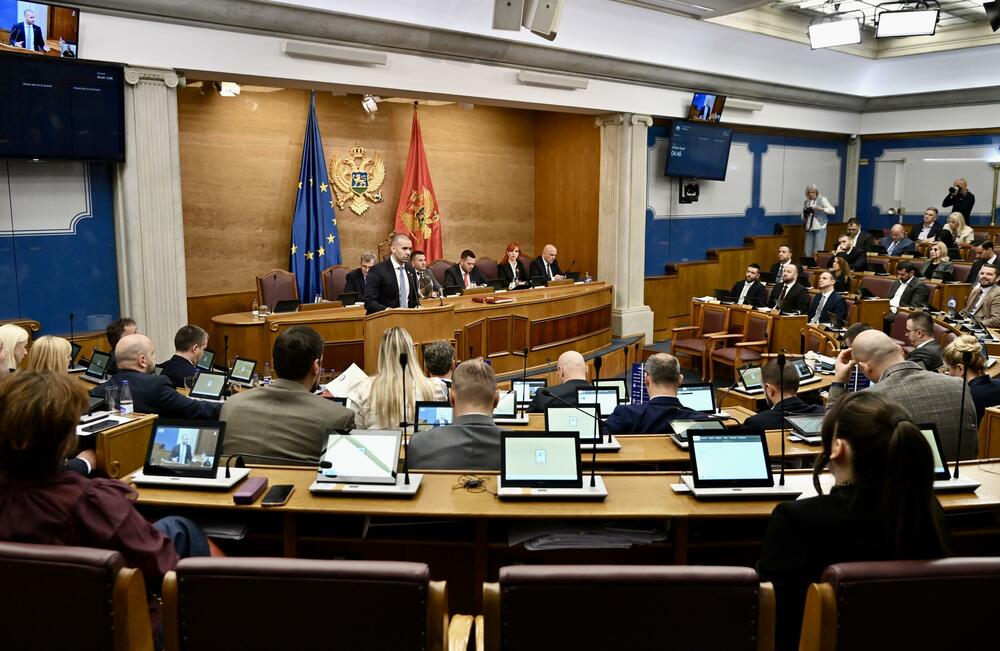 <p>Predsjednik Vlade Milojko Spajić odgovara na pitanja poslanika, na posebnoj sjednici Skupštine Crne Gore posvećenoj Premijerskom satu</p>