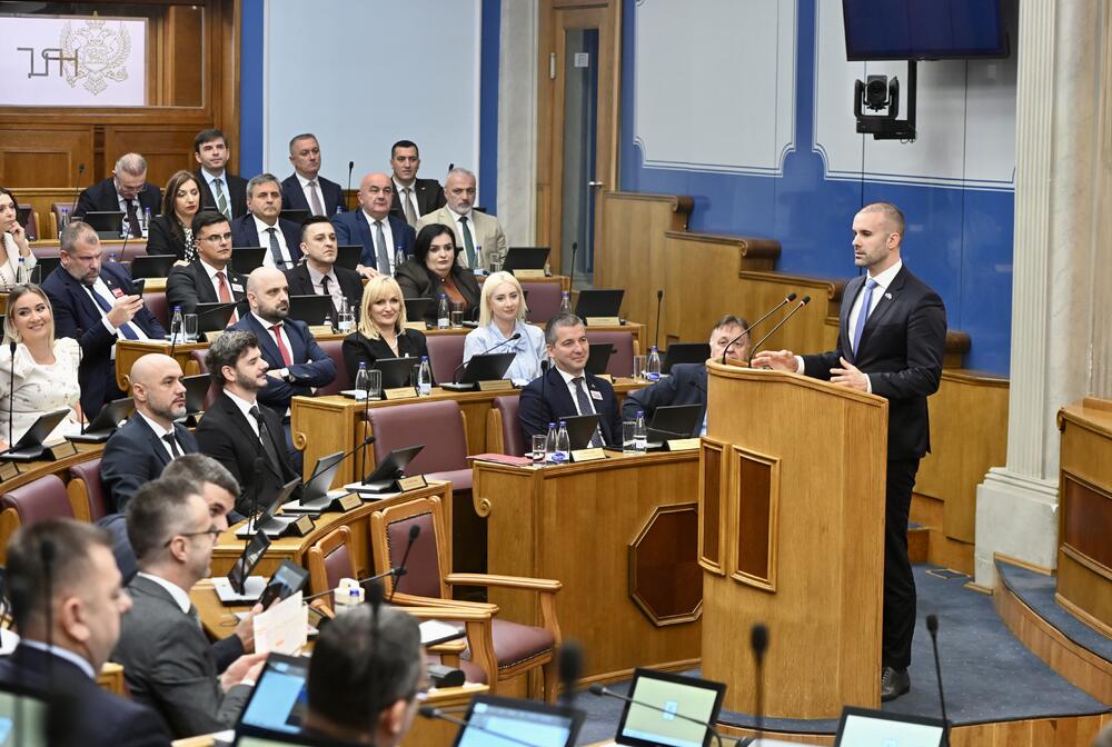 <p>Predsjednik Vlade Milojko Spajić odgovara na pitanja poslanika, na posebnoj sjednici Skupštine Crne Gore posvećenoj Premijerskom satu</p>