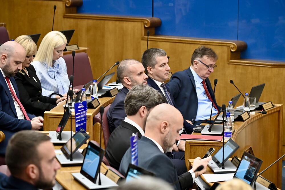 <p>Predsjednik Vlade Milojko Spajić odgovara na pitanja poslanika, na posebnoj sjednici Skupštine Crne Gore posvećenoj Premijerskom satu</p>