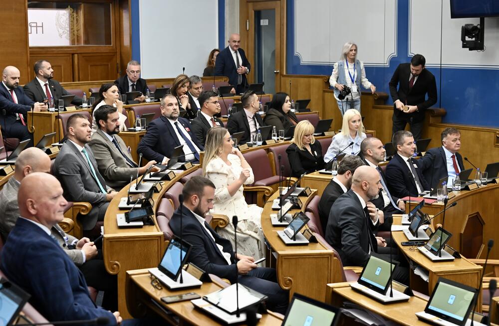 <p>Predsjednik Vlade Milojko Spajić odgovara na pitanja poslanika, na posebnoj sjednici Skupštine Crne Gore posvećenoj Premijerskom satu</p>