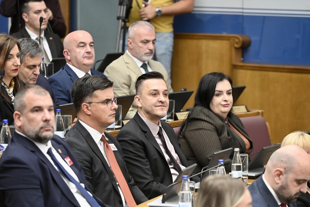 <p>Predsjednik Vlade Milojko Spajić odgovara na pitanja poslanika, na posebnoj sjednici Skupštine Crne Gore posvećenoj Premijerskom satu</p>