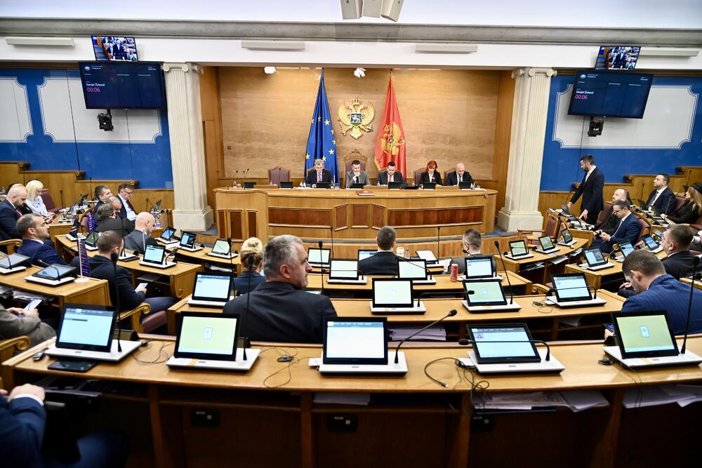 <p>Predsjednik Vlade Milojko Spajić odgovara na pitanja poslanika, na posebnoj sjednici Skupštine Crne Gore posvećenoj Premijerskom satu</p>