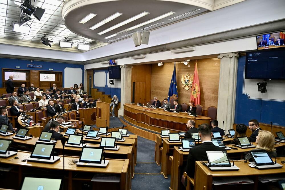 <p>Predsjednik Vlade Milojko Spajić odgovara na pitanja poslanika, na posebnoj sjednici Skupštine Crne Gore posvećenoj Premijerskom satu</p>