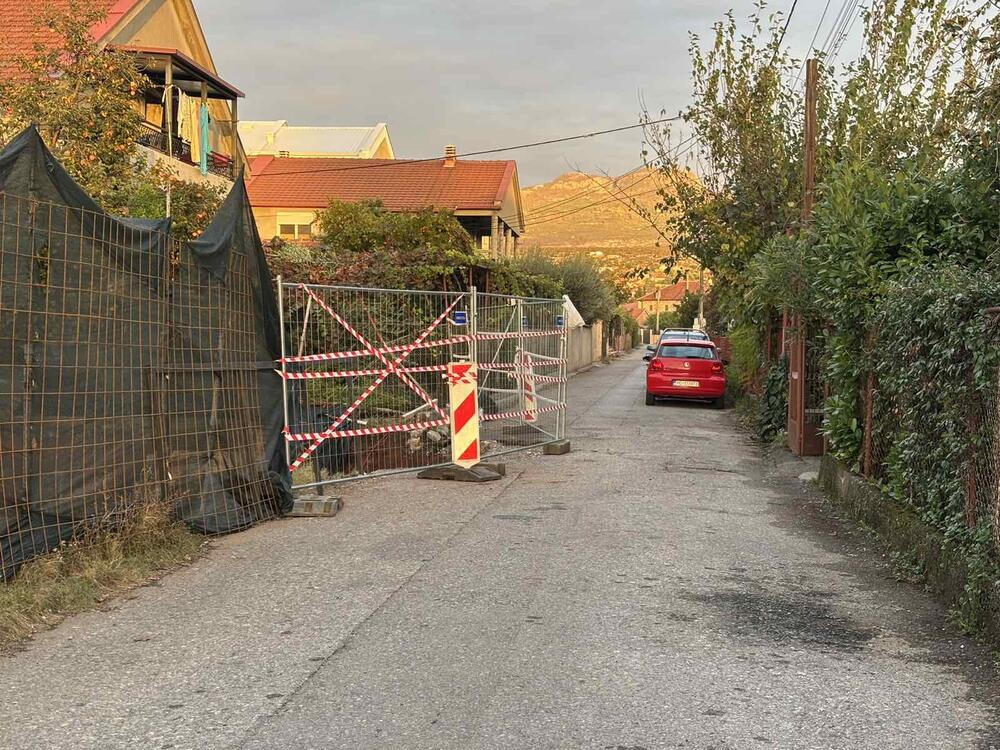 Ulica Matije Gupca u kojoj se i dva automobila teško mimoilaze