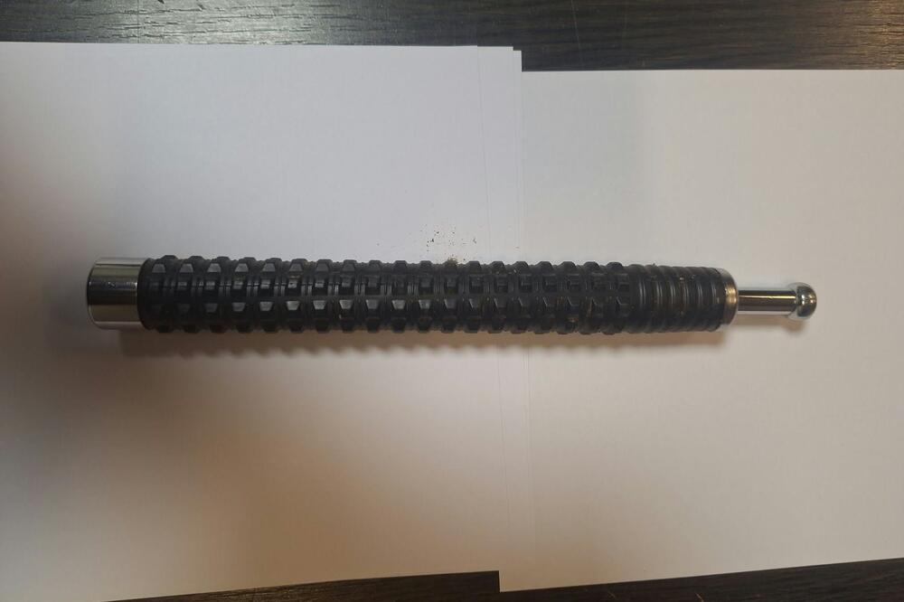 Pronađena metalna palica, Foto: Uprava policije