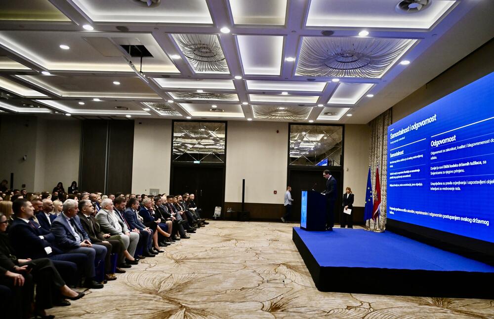 <p>"Činjenica da je Savjet EU počeo da razmatra poglavlja koja se tiču vladavine prava znači da se približavamo kraju ovog posla", rekao je ambasador EU</p>