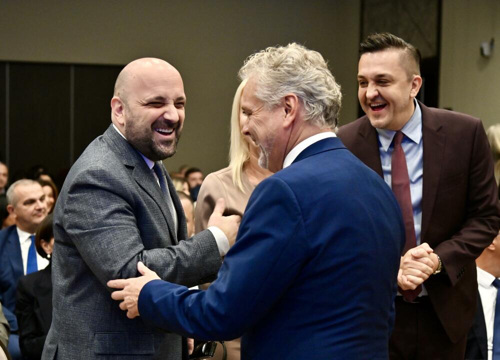 <p>"Činjenica da je Savjet EU počeo da razmatra poglavlja koja se tiču vladavine prava znači da se približavamo kraju ovog posla", rekao je ambasador EU</p>