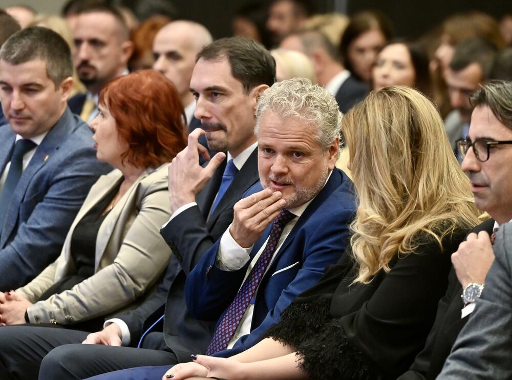 <p>"Činjenica da je Savjet EU počeo da razmatra poglavlja koja se tiču vladavine prava znači da se približavamo kraju ovog posla", rekao je ambasador EU</p>