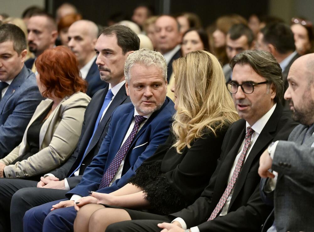 <p>"Činjenica da je Savjet EU počeo da razmatra poglavlja koja se tiču vladavine prava znači da se približavamo kraju ovog posla", rekao je ambasador EU</p>