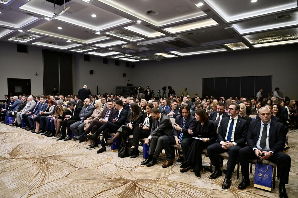 <p>"Činjenica da je Savjet EU počeo da razmatra poglavlja koja se tiču vladavine prava znači da se približavamo kraju ovog posla", rekao je ambasador EU</p>