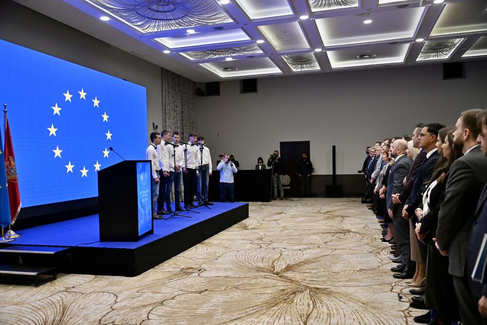 <p>"Činjenica da je Savjet EU počeo da razmatra poglavlja koja se tiču vladavine prava znači da se približavamo kraju ovog posla", rekao je ambasador EU</p>