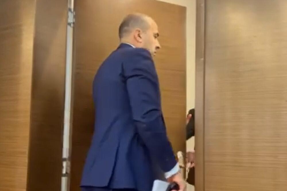 Rađenović napušta sjednicu, Foto: Screenshot