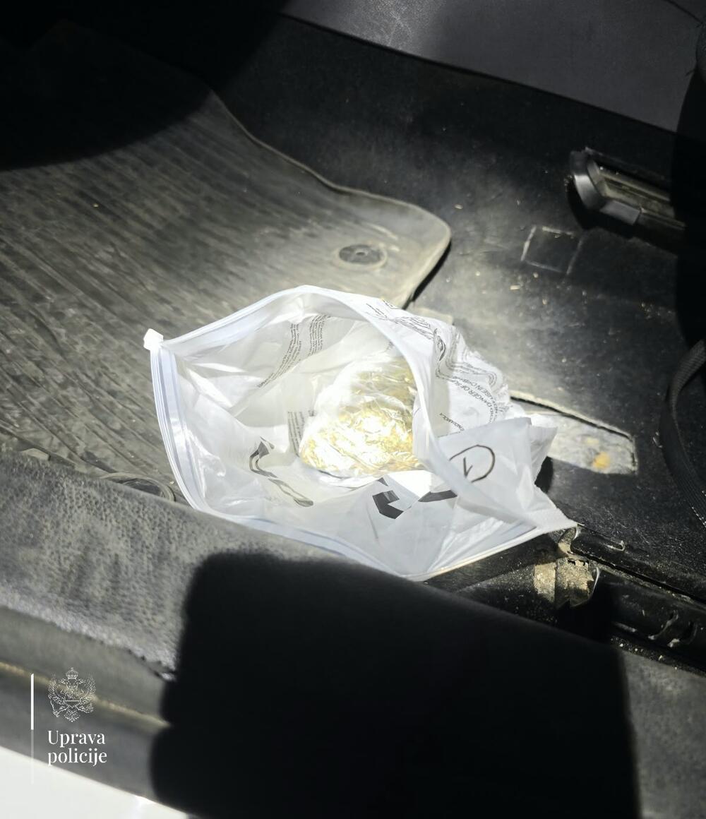 <p>Droga pronađena u jakni osumnjičenog i vozilu kojim je putovao sa još jednim državljaninom Albanije</p>