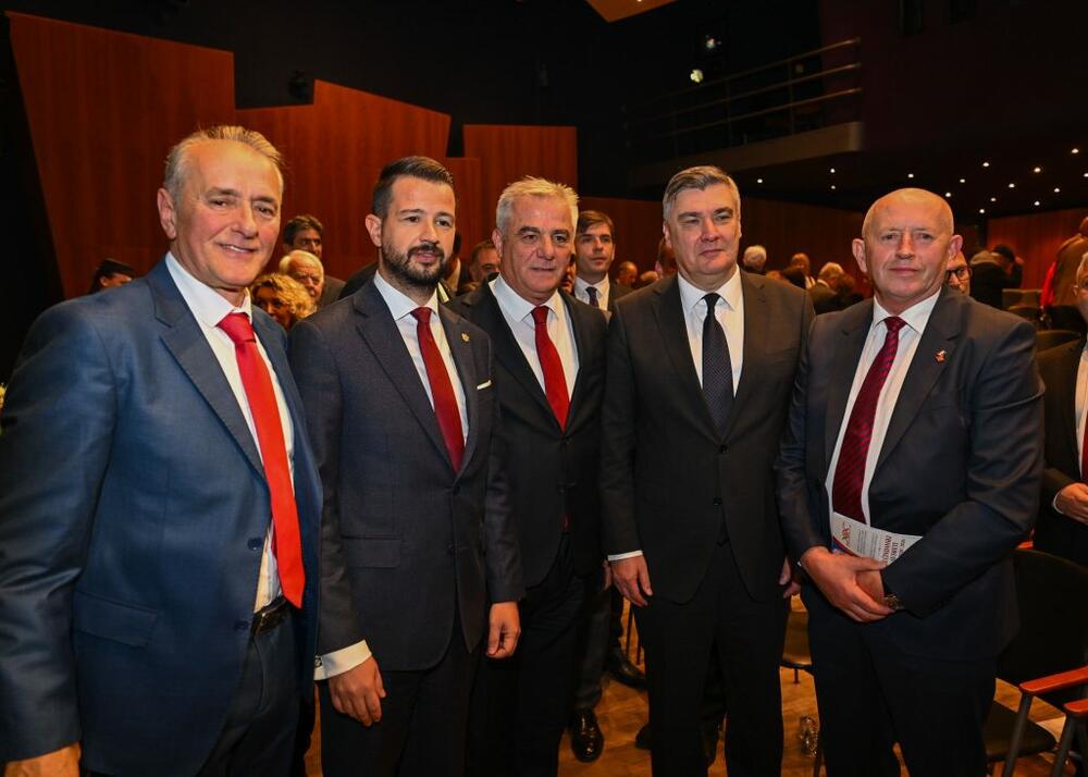 <p>Crna Gora se ostvarila, a sve drugo su manji ili veći pomaci koji ne stoje na putu Crnoj Gori da bude uspješna, dobro vođena i relativno prosperitetna&ldquo;, rekao je predsjednik Hrvatske</p>