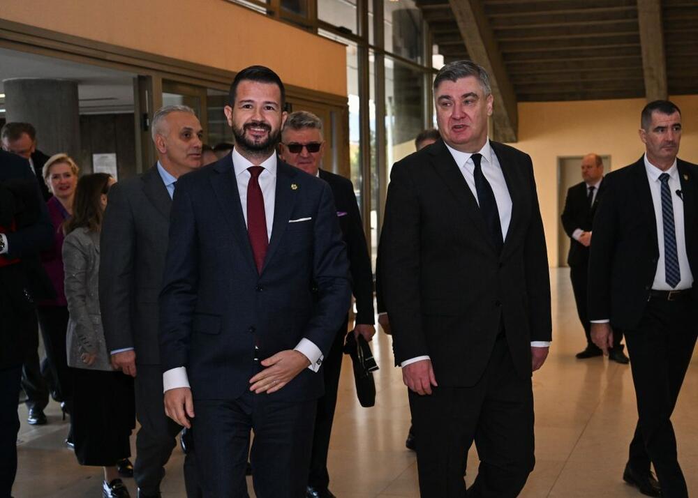 <p>Crna Gora se ostvarila, a sve drugo su manji ili veći pomaci koji ne stoje na putu Crnoj Gori da bude uspješna, dobro vođena i relativno prosperitetna&ldquo;, rekao je predsjednik Hrvatske</p>