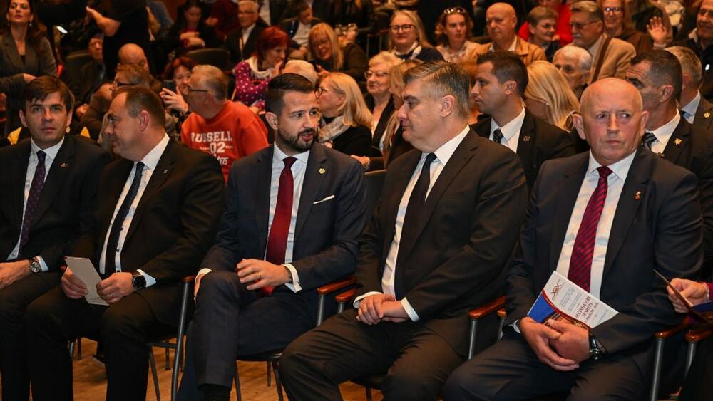 <p>Crna Gora se ostvarila, a sve drugo su manji ili veći pomaci koji ne stoje na putu Crnoj Gori da bude uspješna, dobro vođena i relativno prosperitetna&ldquo;, rekao je predsjednik Hrvatske</p>