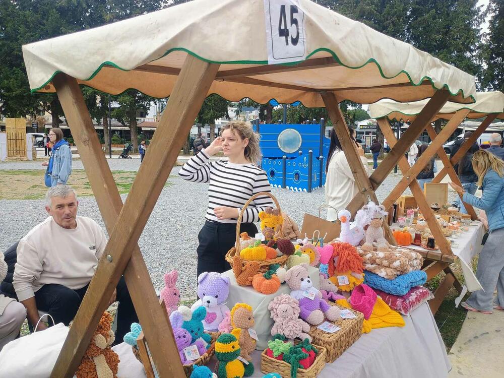 <p>Na petom izdanju manifestacije u Gradskom parku na Port Mileni posjetioci mogu da degustiraju i kupe domaće maslinovo ulje, agrume, nar, med, sir i druge proizvode</p>