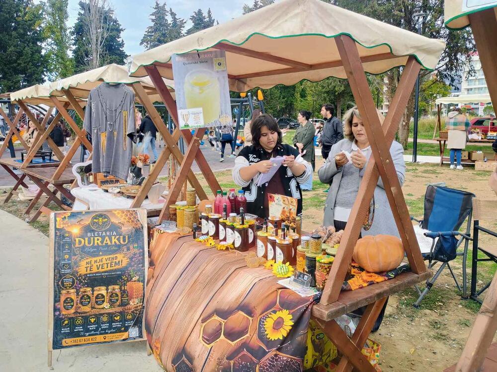 <p>Na petom izdanju manifestacije u Gradskom parku na Port Mileni posjetioci mogu da degustiraju i kupe domaće maslinovo ulje, agrume, nar, med, sir i druge proizvode</p>